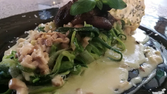 Zucchini-Spaghetti mit Kräuterseitlingsauce - Zucchini-Spaghetti mit Kräuterseitlingsauce